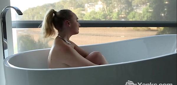  Yanks Cutie Kim Cums Plays In The Bath Tube